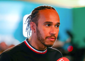 Lewis Hamilton signe un nouveau contrat avec Mercedes, évoquant des « affaires non résolues » en F1